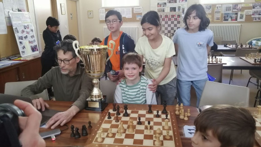 , Au Festival de jeux d’Argentan, de nombreux joueurs d’échecs ont affronté la championne Petra, 8 ans