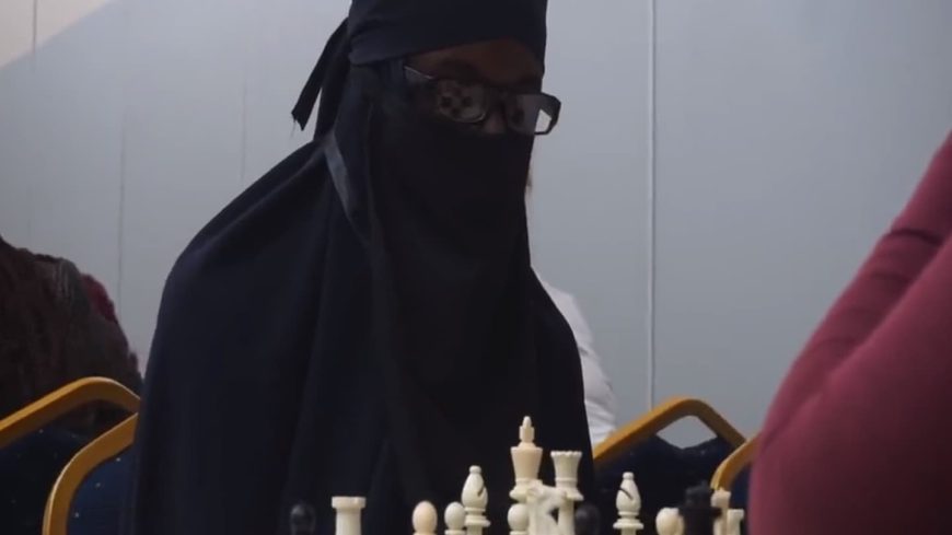 , Échecs. Pour participer à un tournoi réservé aux femmes, il se cache sous un hijab