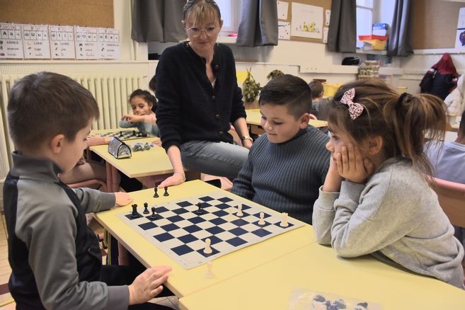 , Pour les élèves de l&rsquo;école du centre à Issoire (Puy-de-Dôme), échecs et maths sont un jeu d&rsquo;enfants